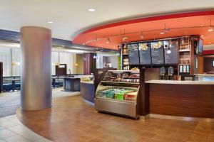 een fastfoodrestaurant met een bar met drankjes bij Courtyard Arlington Crystal City/Reagan National Airport in Arlington