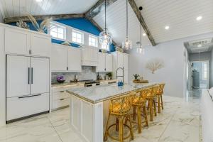 Η κουζίνα ή μικρή κουζίνα στο 1 Mi to Beach Home in Old Town Port Aransas