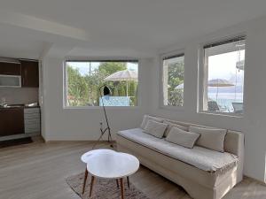 Et opholdsområde på Golden Sunset Apartments