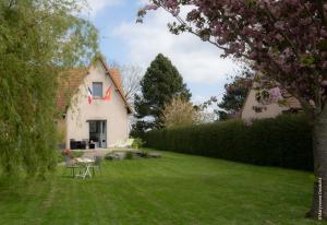 vista su una casa con cortile di Mary and Frank guest house a Manvieux