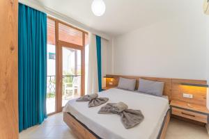 A bed or beds in a room at Pazar Apartments