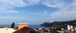 Blick auf eine Stadt mit dem Meer im Hintergrund in der Unterkunft Арartment IRENA in Dobra Voda