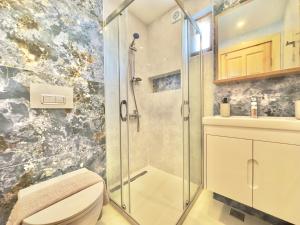A bathroom at Pazar Apartments Még 37 kép