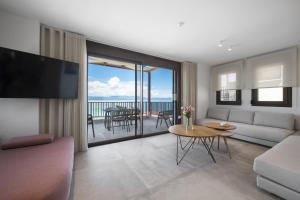 ネア・ローダにあるBlue Whisper Luxury Living Suitesのソファとテーブルのあるリビングルーム