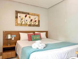 um quarto com uma cama e duas toalhas em STAY Sun Square em Goiânia