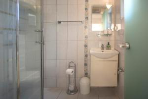 Koupelna v ubytování Hidden Gem in Old town + 14 fotografií