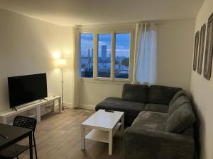 O zonă de relaxare la Logement spacieux à 15min de Paris - Free parking - Free wifi