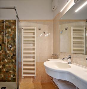 a bathroom with a sink and a shower at Hotel Oasi Beach in Malcesine