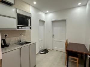 Kuchyň nebo kuchyňský kout v ubytování Zain Tabuk Apartment