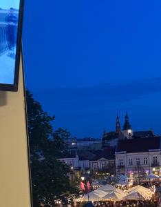 widok na miasto w nocy w obiekcie Okno Na Rynek -Pokoje Paris -Parking w Kielcach