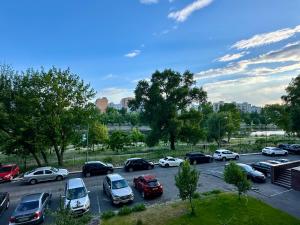 ein Parkplatz voller Autos in einer Stadt in der Unterkunft 4Room Hostel in Kiew