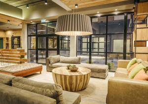 a large living room with couches and a table at Gluck Patagonia Aparts in Villa La Angostura