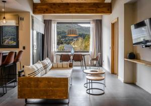 - un salon avec un canapé et une table dans l'établissement Gluck Patagonia Aparts, à Villa La Angostura