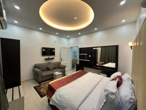 Postel nebo postele na pokoji v ubytování Zain Tabuk Apartment