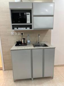 Kuchyň nebo kuchyňský kout v ubytování Zain Tabuk Apartment
