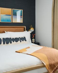 ein Schlafzimmer mit einem Bett mit einer schwarzen Wand in der Unterkunft Rusk House Serviced Apartments in Houston