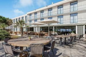 A restaurant or other place to eat at AC Hotel Gava Mar