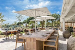 A restaurant or other place to eat at AC Hotel Gava Mar