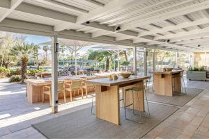 A restaurant or other place to eat at AC Hotel Gava Mar