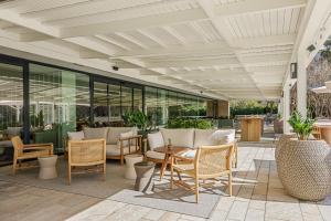 A seating area at AC Hotel Gava Mar