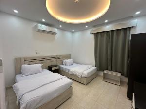 Postel nebo postele na pokoji v ubytování Zain Tabuk Apartment + 30 fotografií
