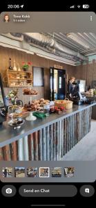 uma página de um restaurante com um balcão com comida em Morud em Meistervik