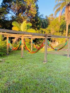 uma cerca de madeira com rede num parque em Casa dos Coqueiros - Cama, Café e Eventos em Itabirito