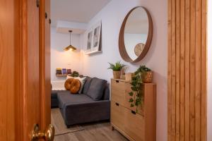 a living room with a couch and a mirror at Refugio en Albaicín y parking in Granada