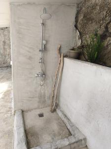 a shower in the corner of a wall at Terra Saronia in Metamórfosis +50 photos