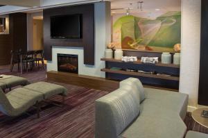 sala de estar con chimenea y TV en Courtyard by Marriott Scranton Montage Mountain en Moosic