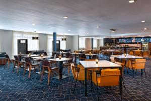 a restaurant with tables and chairs and a bar at Courtyard by Marriott Boise West/Meridian in Boise