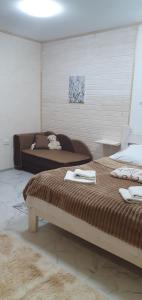 um quarto com duas camas num quarto em Три горішки em Yaremche
