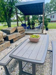 Gallery image of Disarmingly Cozy 1BR Cabin in Henderson +8 photos