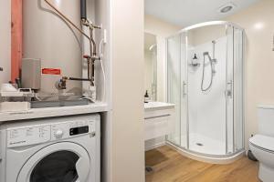 クライストチャーチにあるCitypad Studio Apartmentのバスルーム(洗濯機、シャワー付) +6枚の写真