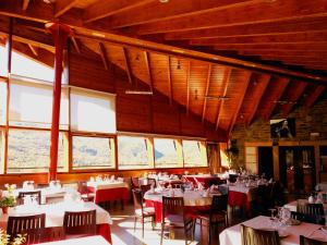 A restaurant or other place to eat at La Llardana