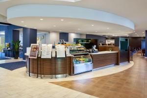a restaurant with a food counter in a cafeteria at Courtyard by Marriott Fort Lauderdale Weston in Weston
