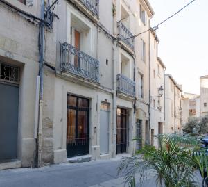 uma fila de edifícios com varandas numa rua em Charmant T1 Mezzanine Neuf Clim 06 - Centre ville em Montpellier