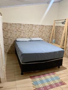 1 dormitorio con 1 cama en una habitación en Recanto do Peixe Dourado kitnet en Casimiro de Abreu