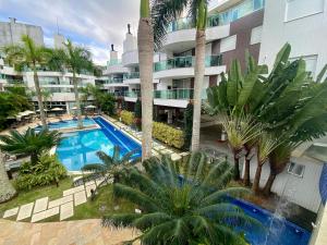 Výhled na bazén z ubytování Boulevard Bombinhas - Um condomínio Completo que vai te encantar nebo okolí