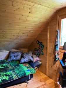 Zimmer mit einem Bett in einem Blockhaus in der Unterkunft Pod Magnolią in Targanice