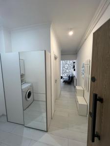 un corridoio con lavatrice e asciugatrice in una casa di Kitty Studio Sunset Lake a Mamaia Altre 38 foto