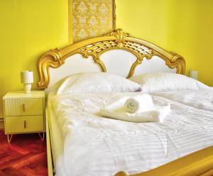Postel nebo postele na pokoji v ubytování Karlsbad Promenade Apartment + 11 fotografií