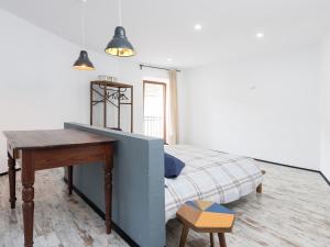 1 dormitorio con cama, mesa y escritorio en Darrera Es Campanar - House In Bunyola Free Wifi, en Bunyola