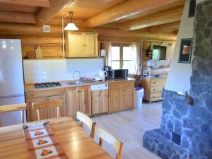 una cocina con armarios de madera y una mesa en una habitación en Holiday home in Kopalino en Kopalino