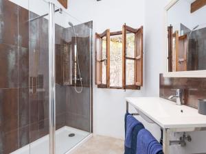 y baño con ducha y lavamanos. en Darrera Es Campanar - House In Bunyola Free Wifi, en Bunyola