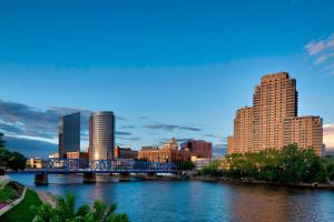 uma vista para uma cidade com uma ponte sobre um rio em Courtyard Grand Rapids Downtown em Grand Rapids