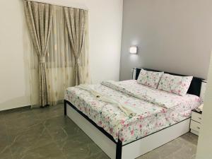 um quarto com uma cama com lençóis cor-de-rosa e brancos em Hotel Albatros em Prizren