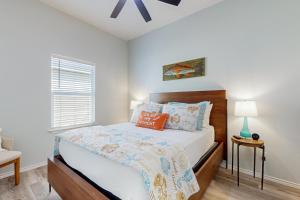 un dormitorio con una cama y una ventana en Blue Diamond Cottage, en Rockport 16 fotos más