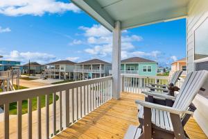 un porche con 2 mecedoras en una casa en Blue Diamond Cottage, en Rockport