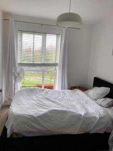 מיטה או מיטות בחדר ב-Impeccable 2-Bed Apartment in Orpington